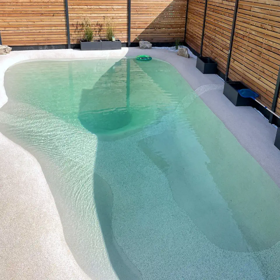 Pool ohne Beton mit flachem Strandbereich – BEACHPOOL.DESIGN GmbH