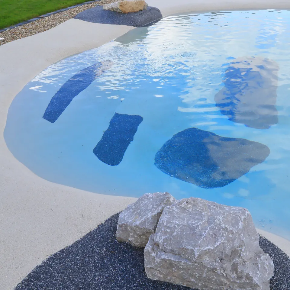 Moderner Strandpool mit Sitzbereichen – BEACHPOOL.DESIGN GmbH